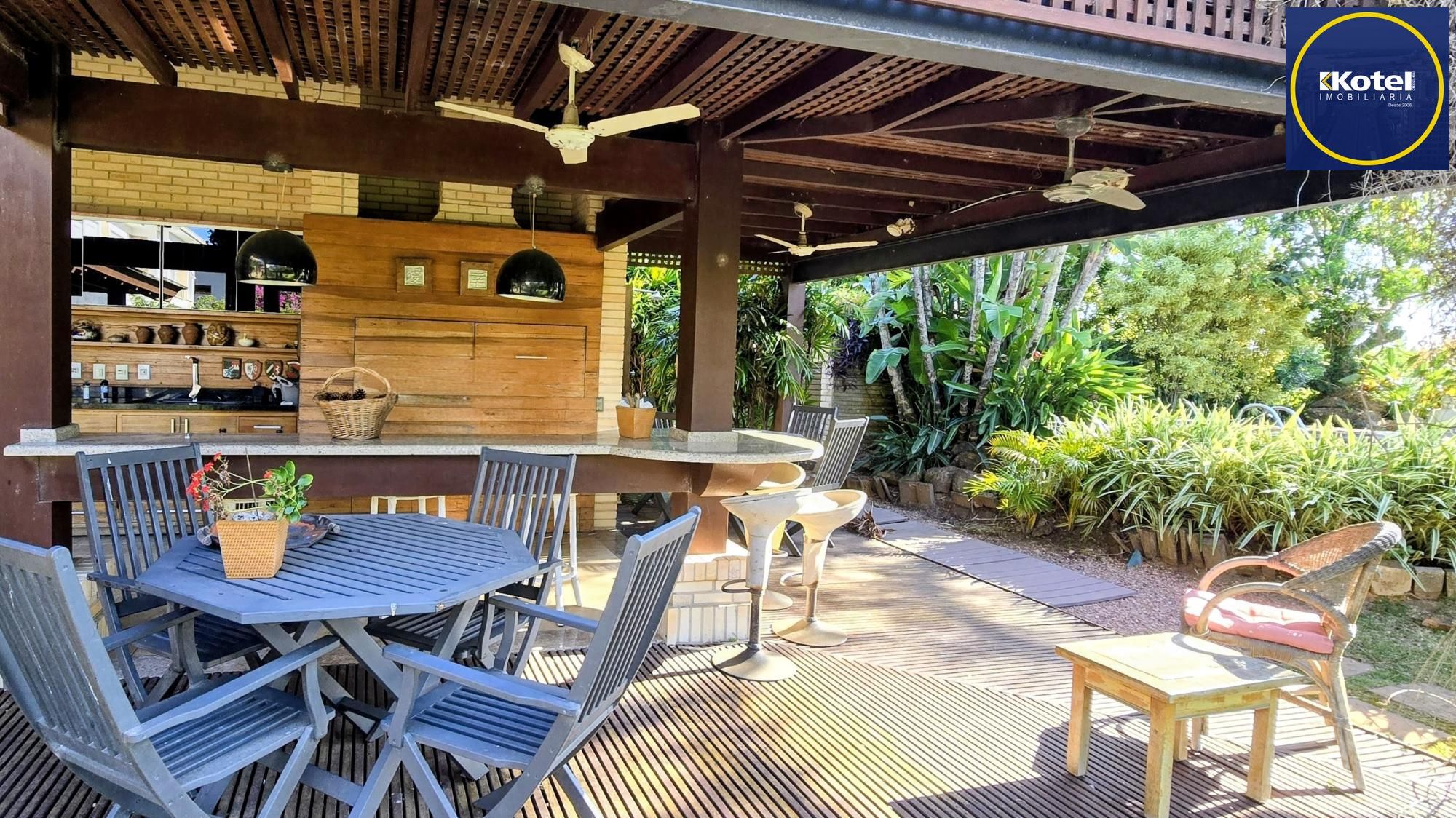 Casa no Terra Ville com fundo para o lago, com 4 suites.