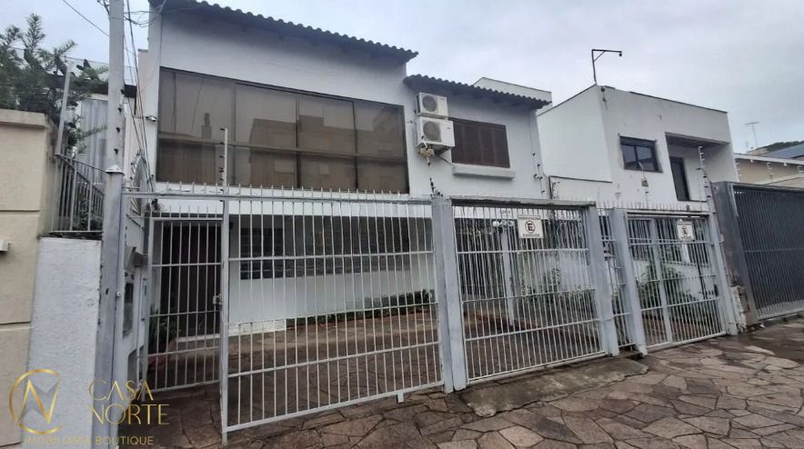 Casa à venda com 4 quartos, 344m², 2 suítes, 7 vagas, Rua Luzitana no bairro Higienópolis em Porto Alegre