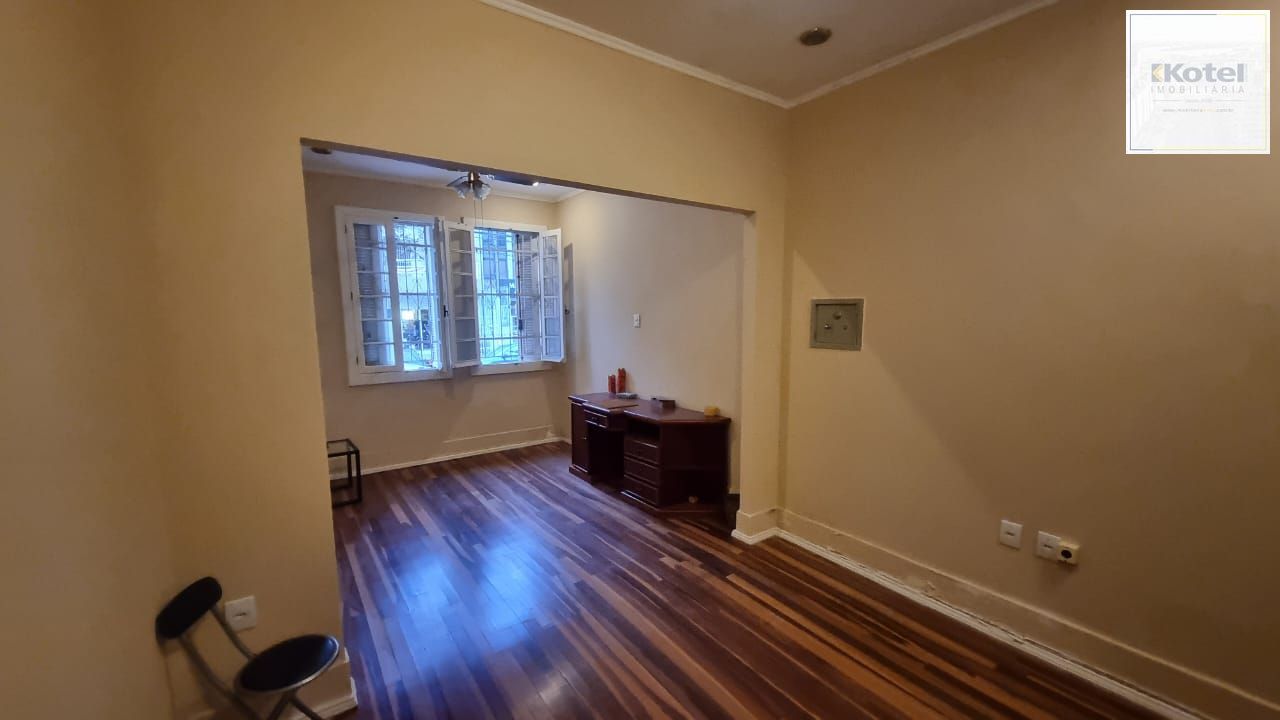 ótima casa transformada em comercial, com 3 salas, banho social, cozinha, pátio, em localização privilegiada no bairro.