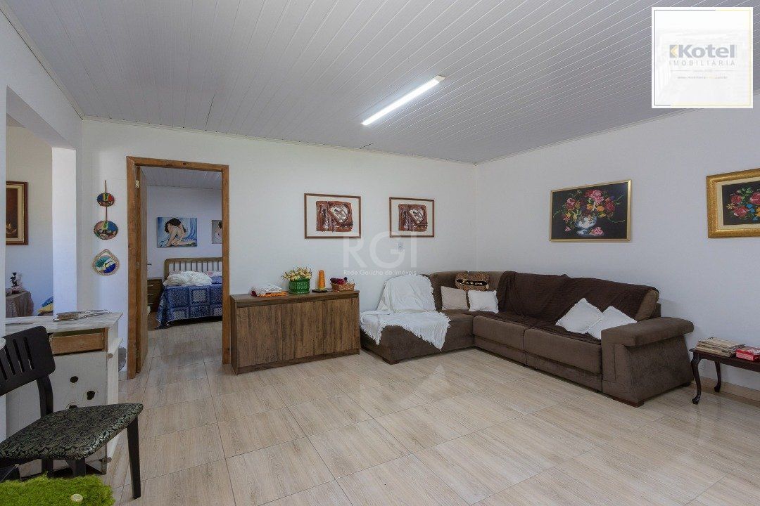 Casa para Venda - 370m², 4 dormitórios, sendo 1 suites, 6 vagas - Lomba do Pinheiro — foto 2
