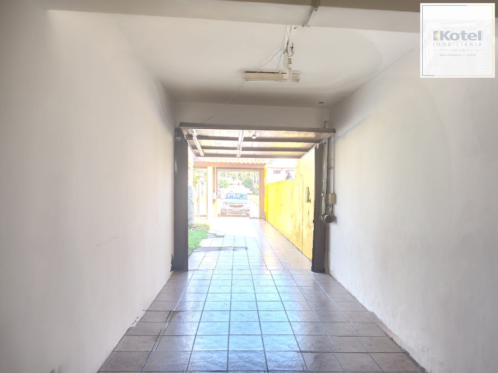 Casa de 4 dormitórios, 1 suíte e 4 vagas de garagem no bairro Cavalhada. — foto 4