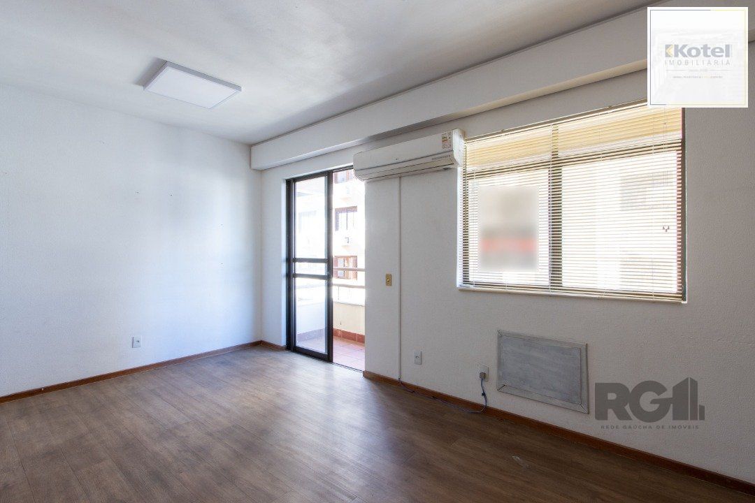 EXCELENTE SALA COMERCIAL, muito bem localizada no bairro Menino Deus, 01 banheiro, sacada e ar condicionado split, toda montada — foto 4