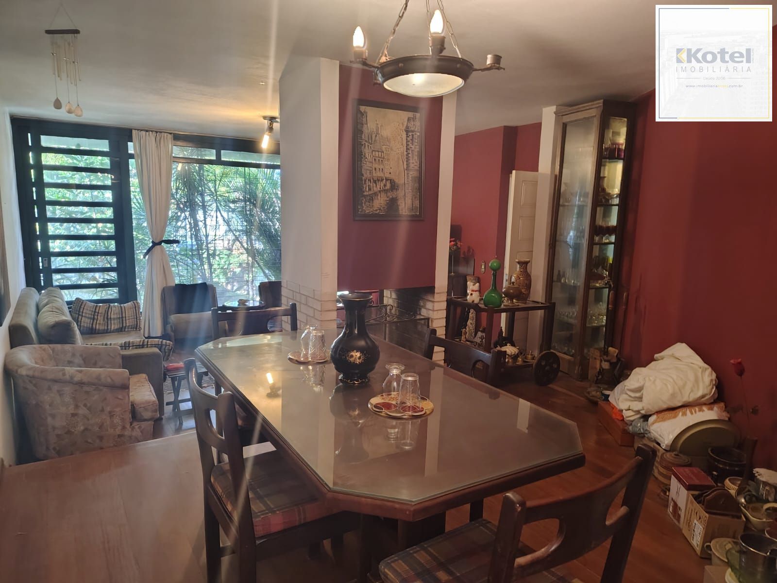 Casa de alvenaria, com 3 dormitórios, 1 suíte e 2 vagas de garagem coberta.