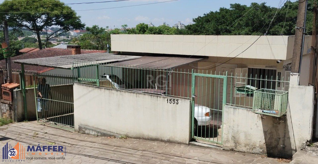 Casa no Bairro Cavalhada - 4 Dormitórios