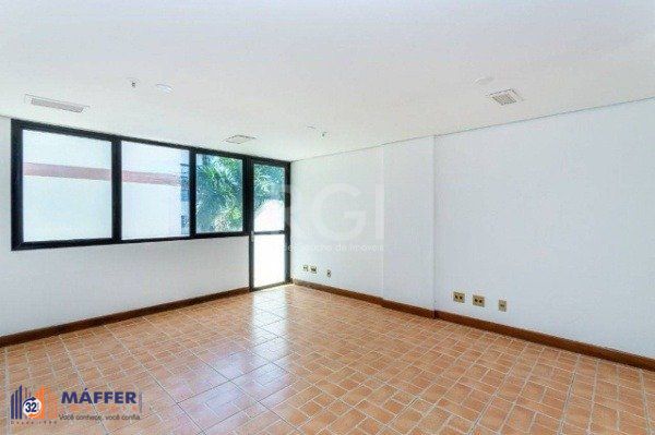 Sala comercial na Av Carlos Gomes com sacada DESOCUPADA