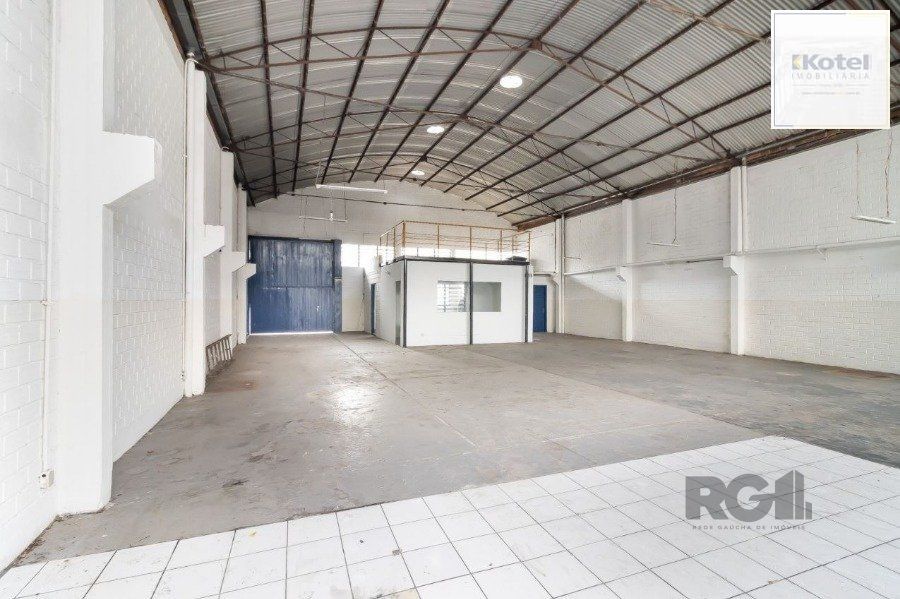 Excelente deposito amplo, de alvenaria em Petrópolis, Br. do Amazonas, c/330 m2 de área construída emTerreno 13,20 X 40,00, banheiro, escritórios, pátio no fundos, estac. interno para uns 5 carros. — foto 5