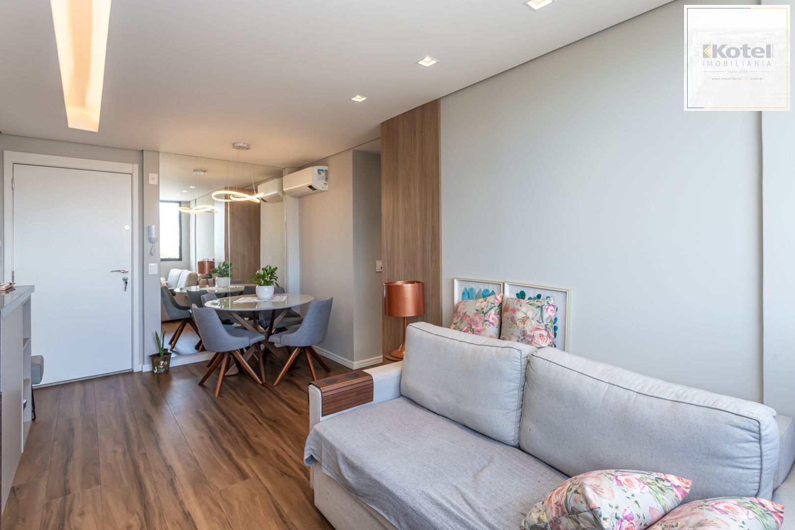 Apartamento 02 dormit com suíte e 01 vaga, no bairro Azenha, em Porto Alegre.