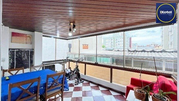 Apartamento com 3 Dormitórios, Suíte e Sacada e 1 vaga - 115m² - Petrópolis