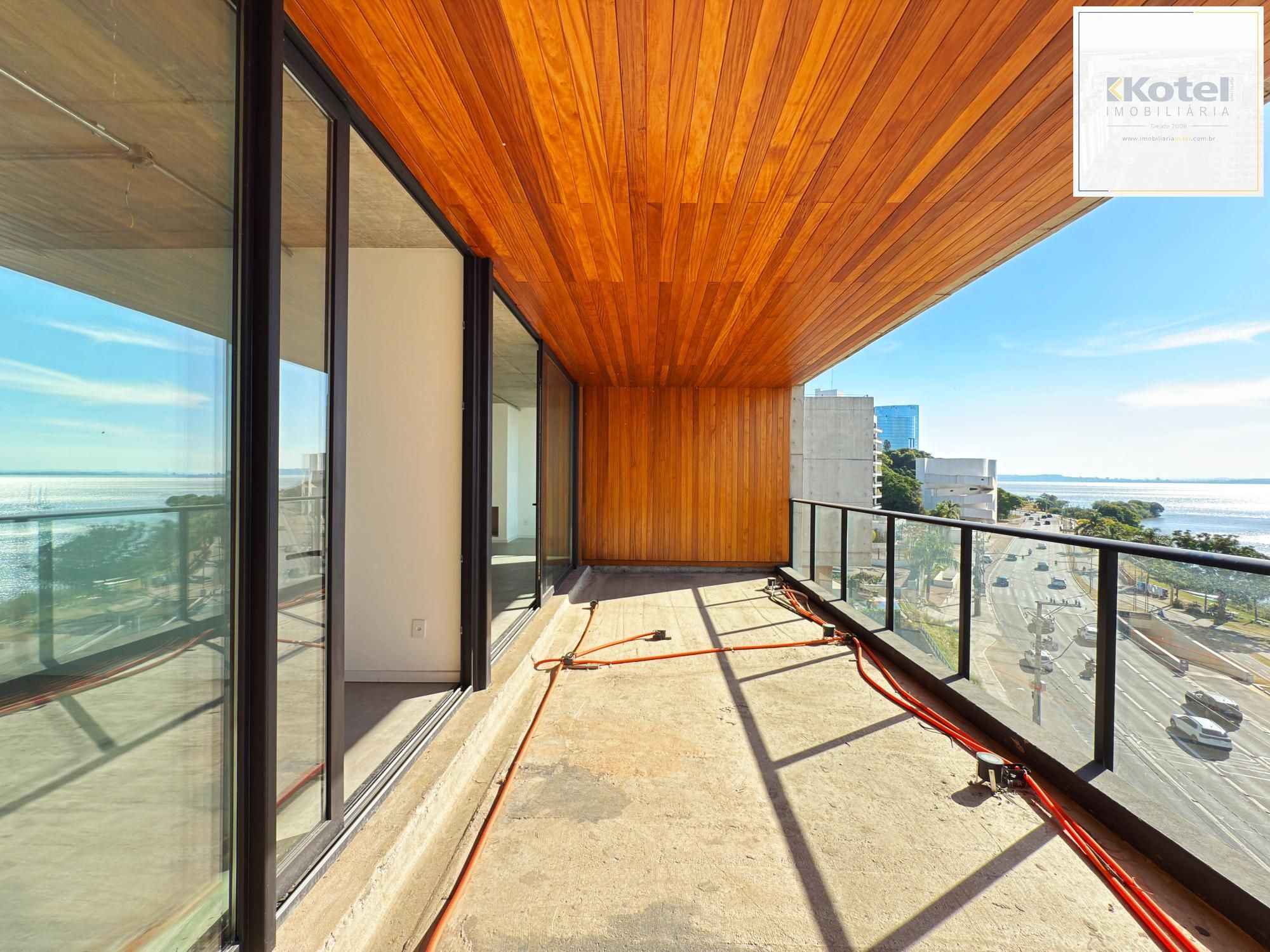 Belíssimo apartamento com 230,6m2, 3 suítes e 4 vagas de garagem. Projeto diferenciado e vista deslumbrante para o pôr do sol do Guaíba. — foto 4