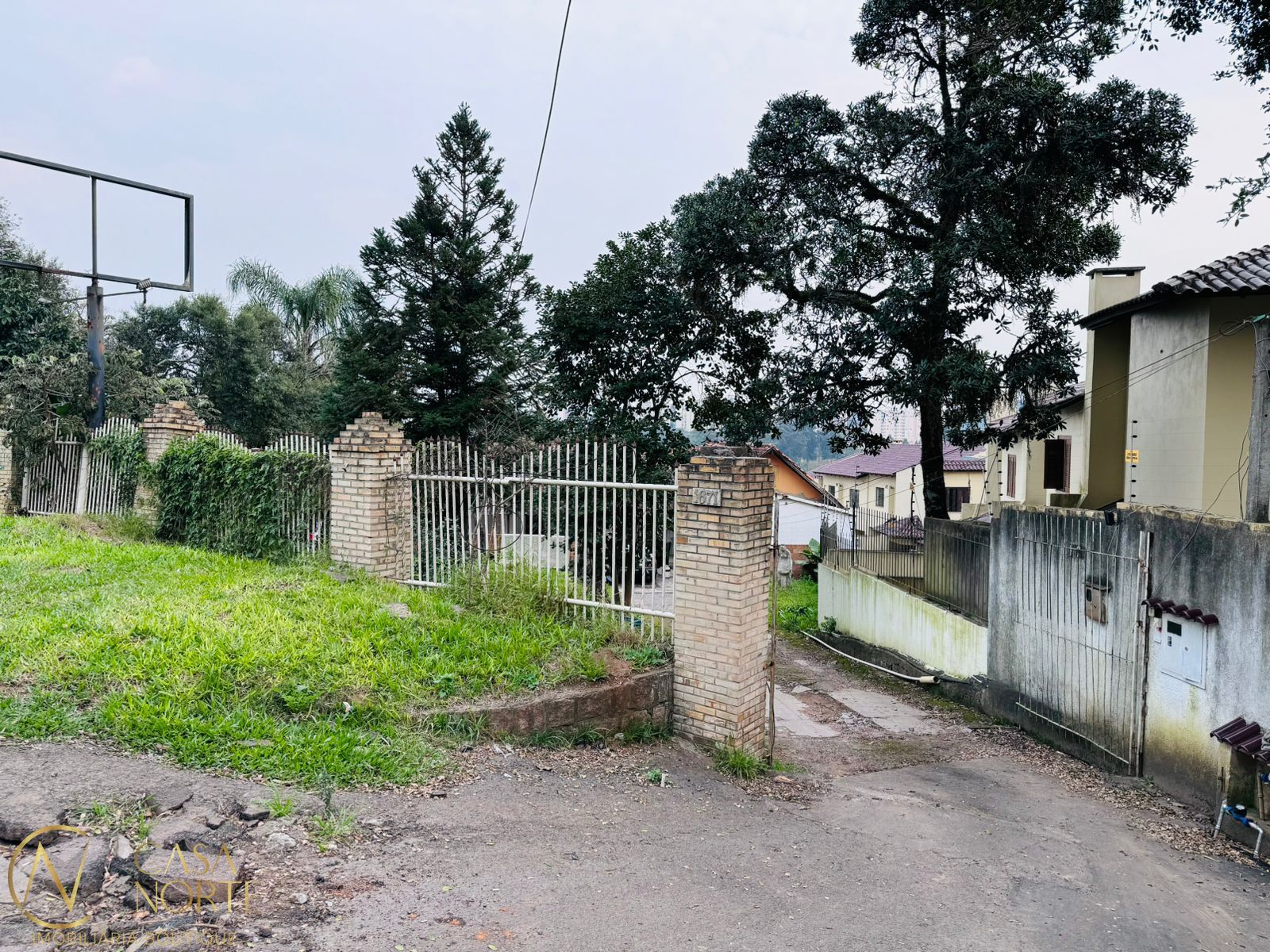 Casa à venda com 24 quartos, 350m², 8 suítes, 10 vagas, Avenida Vicente Monteggia no bairro Cavalhada em Porto Alegre