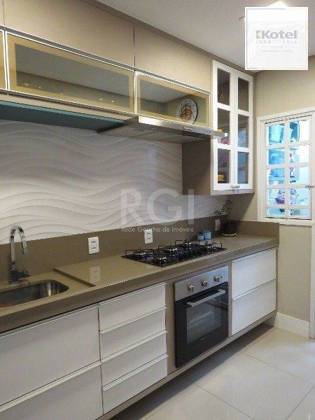 EXCELENTE CASA COM 3 DORMITÓRIOS, 1 SUÍTE E VAGA DE GARAGEM PARA 3 CARROS.