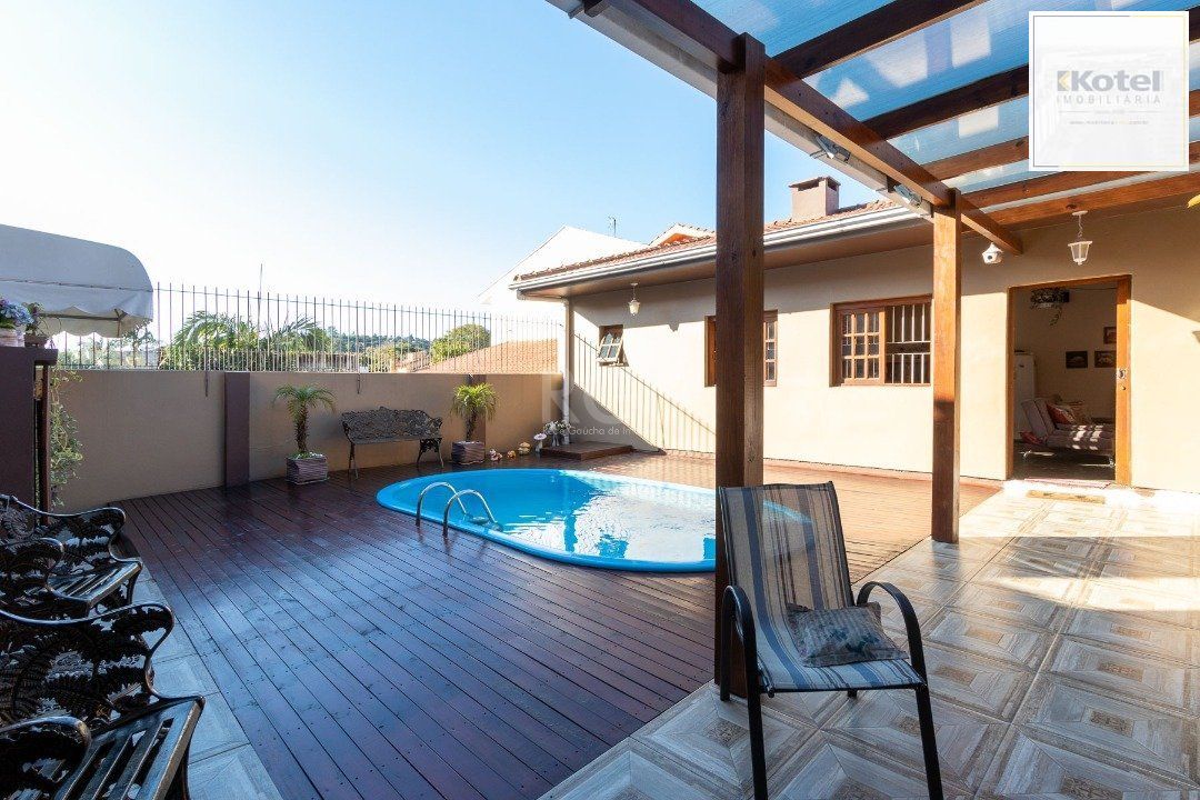 Casa a venda com piscina, 4 quartos, sendo 1 suite, 3 vagas