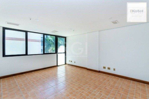 Sala comercial na Av Carlos Gomes com sacada DESOCUPADA