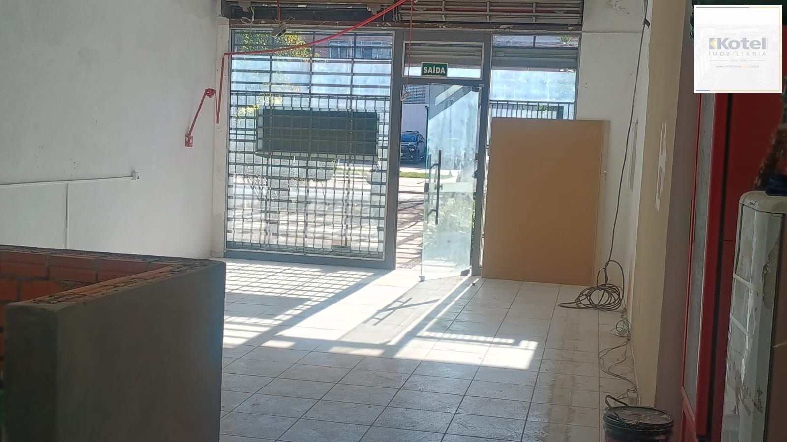 Excelente loja comercial na avenida Teresópolis, com sobreloja, 2 banheiros