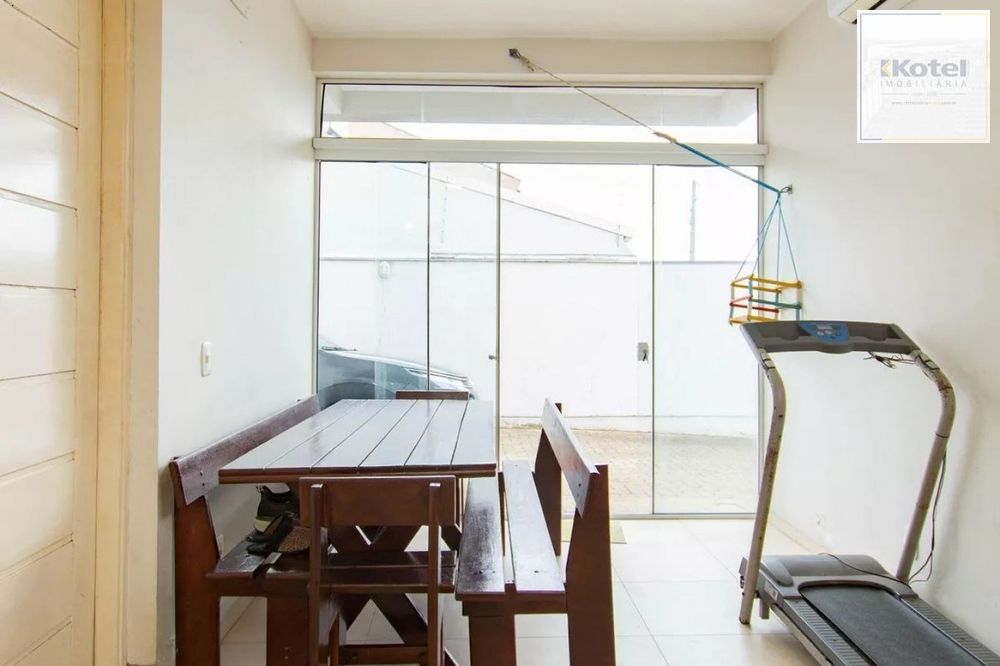 Casa de 3 dormitórios e 2 vagas de garagem em Canoas.