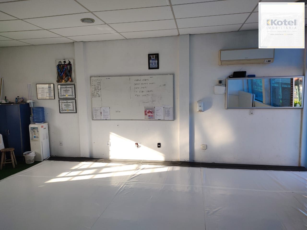 Excelente loja com 80m2 de área contruída, localizada em avenida de grande fluxo. O imóvel conta com terreno de 400 m² (10 x 40 metros).