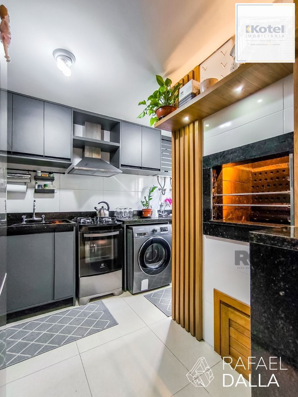 Na Rua Barão do Gravataí: Apartamento de 2 Dormitórios com Suíte e Churrasqueira, em estado de novo e LINDO, vaga de garagem.