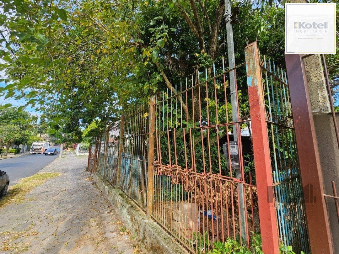 Terreno plano de 426 m², localizado na Rua Padre João Batista Reus,