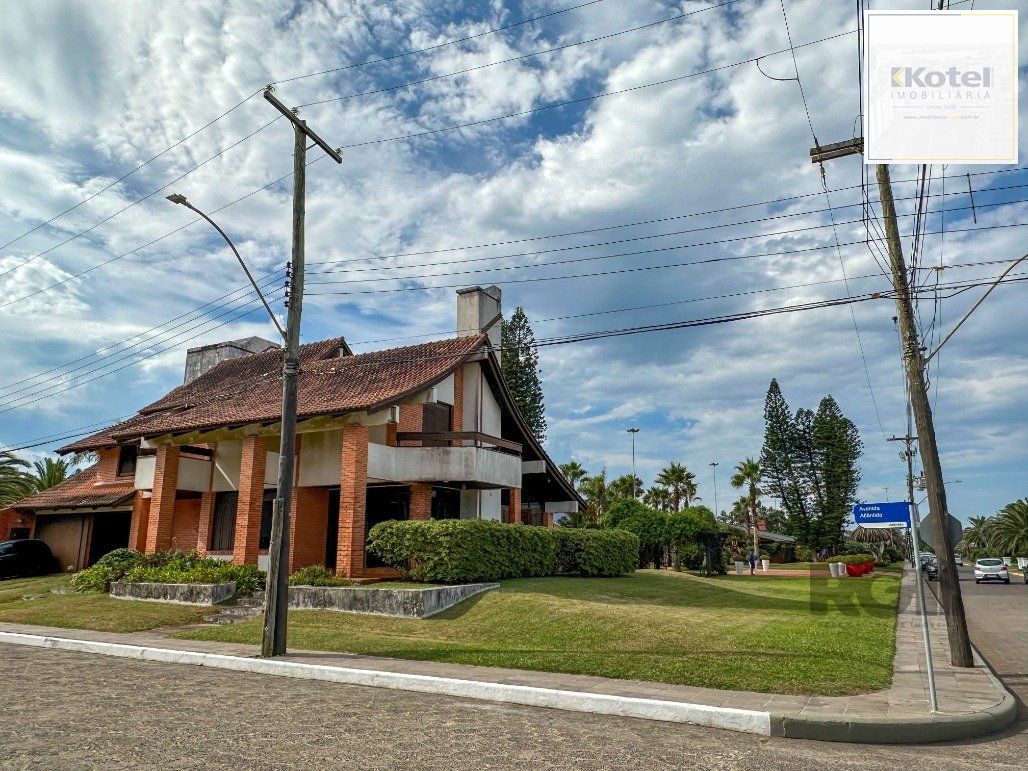 Icônica Casa para comprar  a poucos metros do mar em Atlântida
