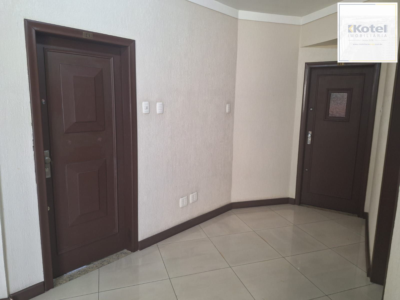 porta do apto, no corredor