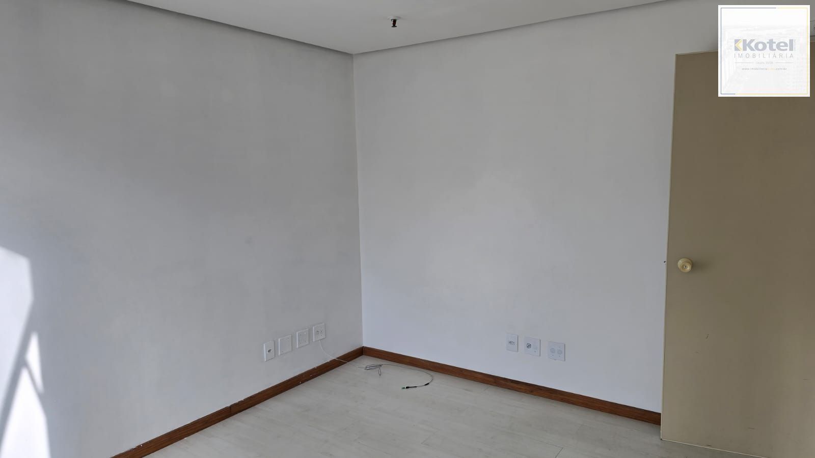 Sala a venda no Menino Deus