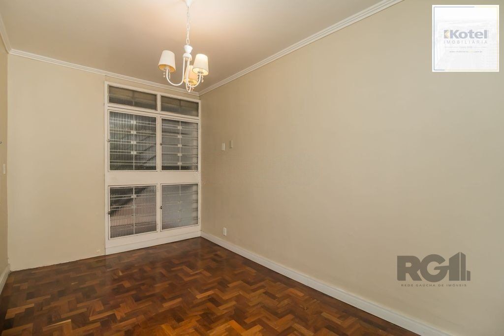Excelente casa de 389,53m² com 8 dormitórios e 3 vagas.