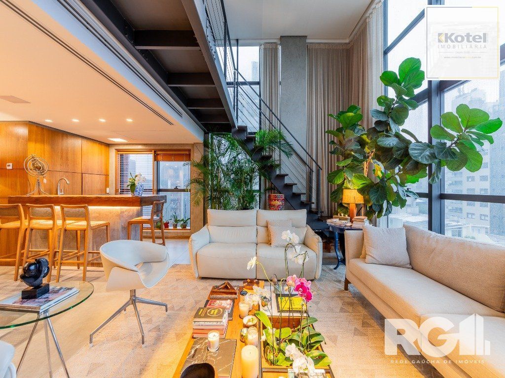 Belíssimo apartamento no Glass Aurélio andar alto,  Living com pé direito duplo,  174m² privativos finamente decorado no Moinhos de Vento — foto 5