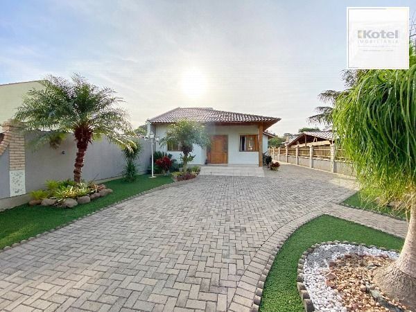 Casa em Porto Alegre, no bairro Belém Novo, com 3 dormitório(s), e 3 banheiros, à venda.