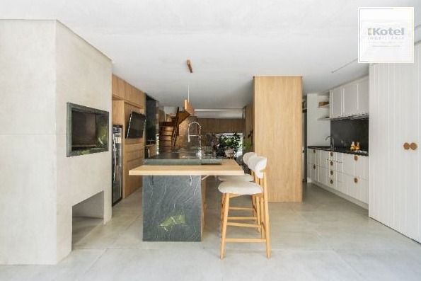 Casa com 3 suítes amplas, além de uma sala generoso com lareira e 2 vagas de garagem. — foto 3