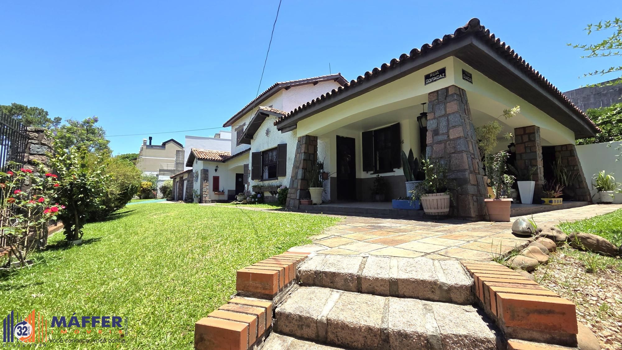Belíssima casa de esquina, em estilo colonial com 277m2 de área privativa, terreno com 1014m2, 4 dormitórios e 3 suítes.