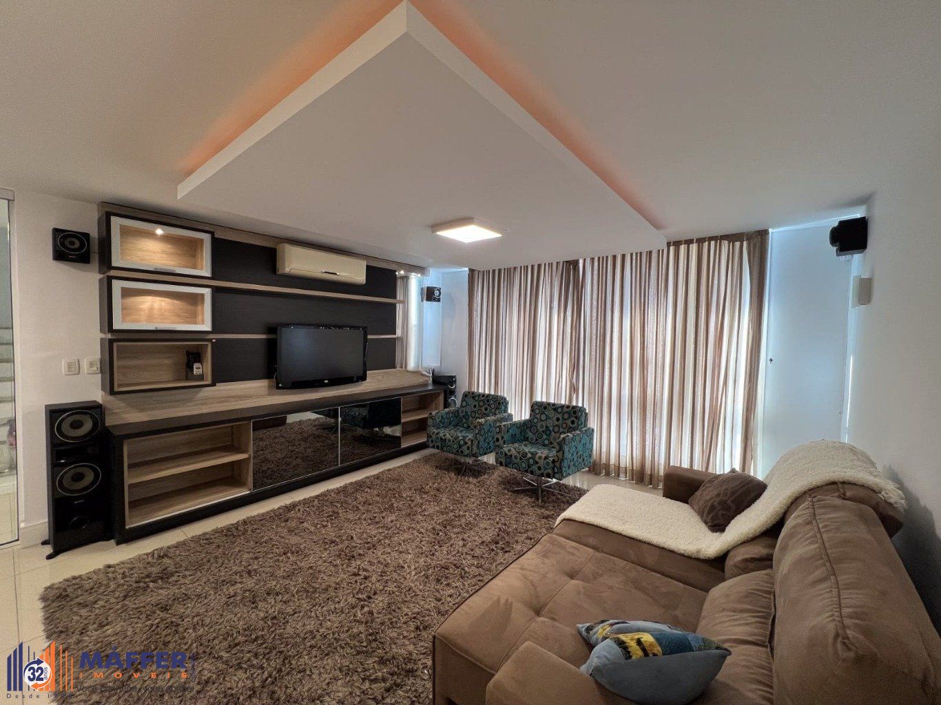 Casa semi mobiliada de 3 dormitórios e 4 vagas no bairro Cascata