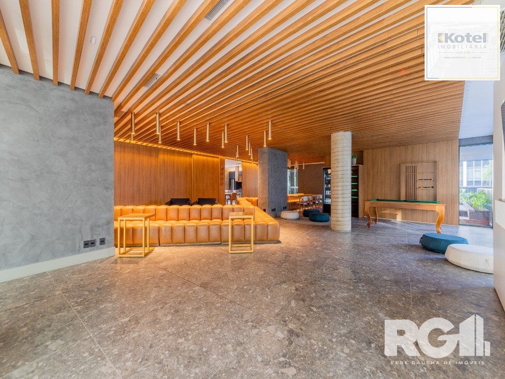 Loft de alto padrão construtivo no bairro Moinhos de Vento, planta de 29,60 m2 privativos com porcelanato, forro em gesso e aberturas em alumínio com vidros duplos. — foto 2