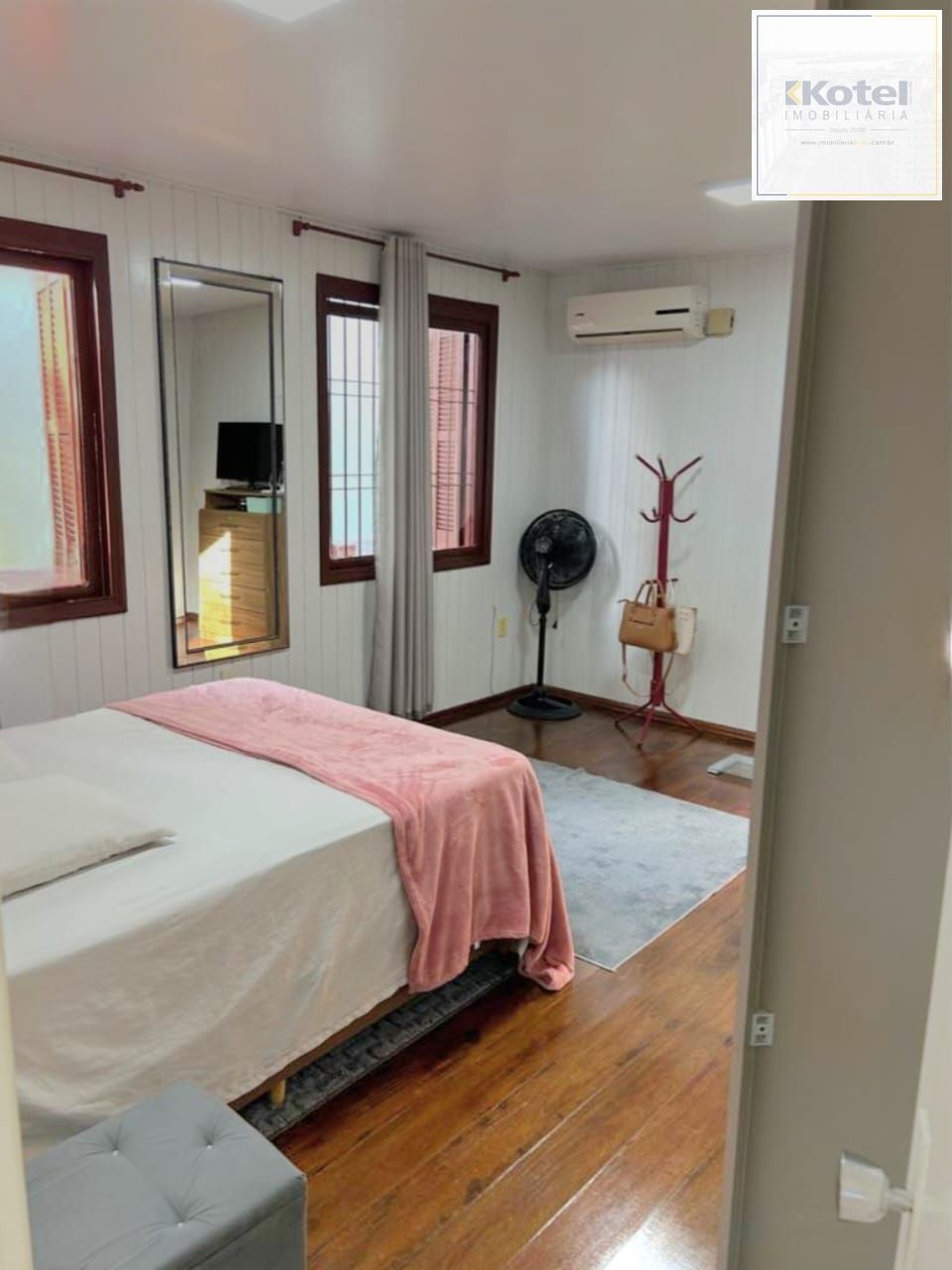 Casa a venda com 3 dormitórios no Centro de Guaíba.