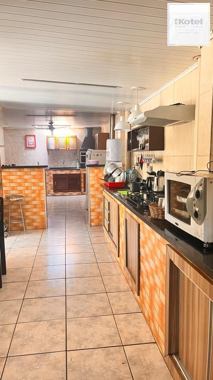Casa térrea de 3 dormitórios, 3 vagas, churrasqueira pátio no bairro Ruben Berta — foto 2