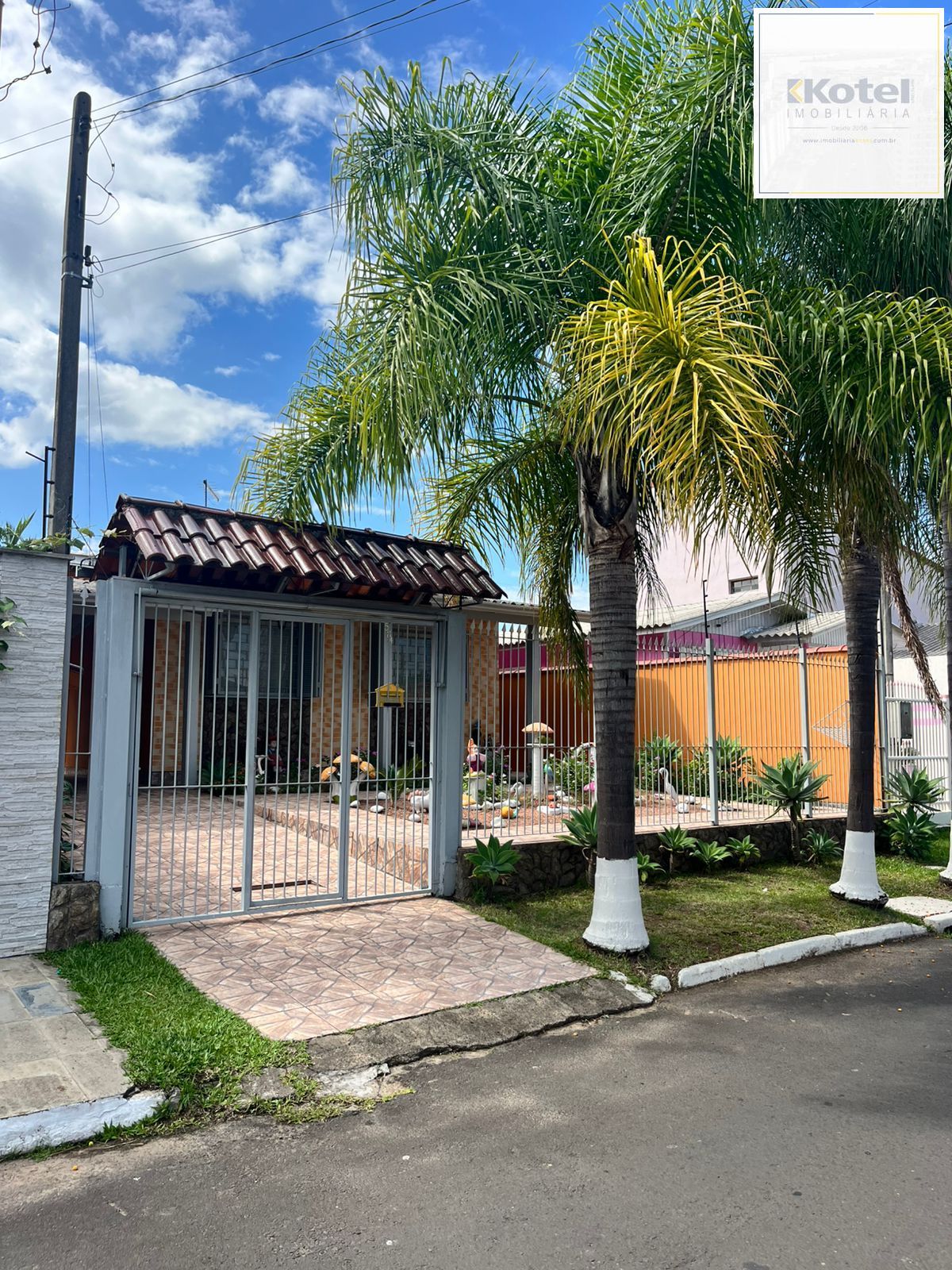Casa 3 dormitórios, 1 suíte, 2 vagas, Bairro Parque Florido