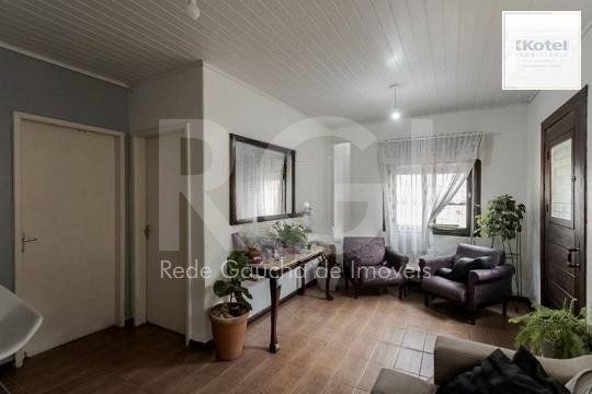 Casa composta por seis(6) dormitórios, no bairro Passo da Areia em Porto Alegre/RS.
