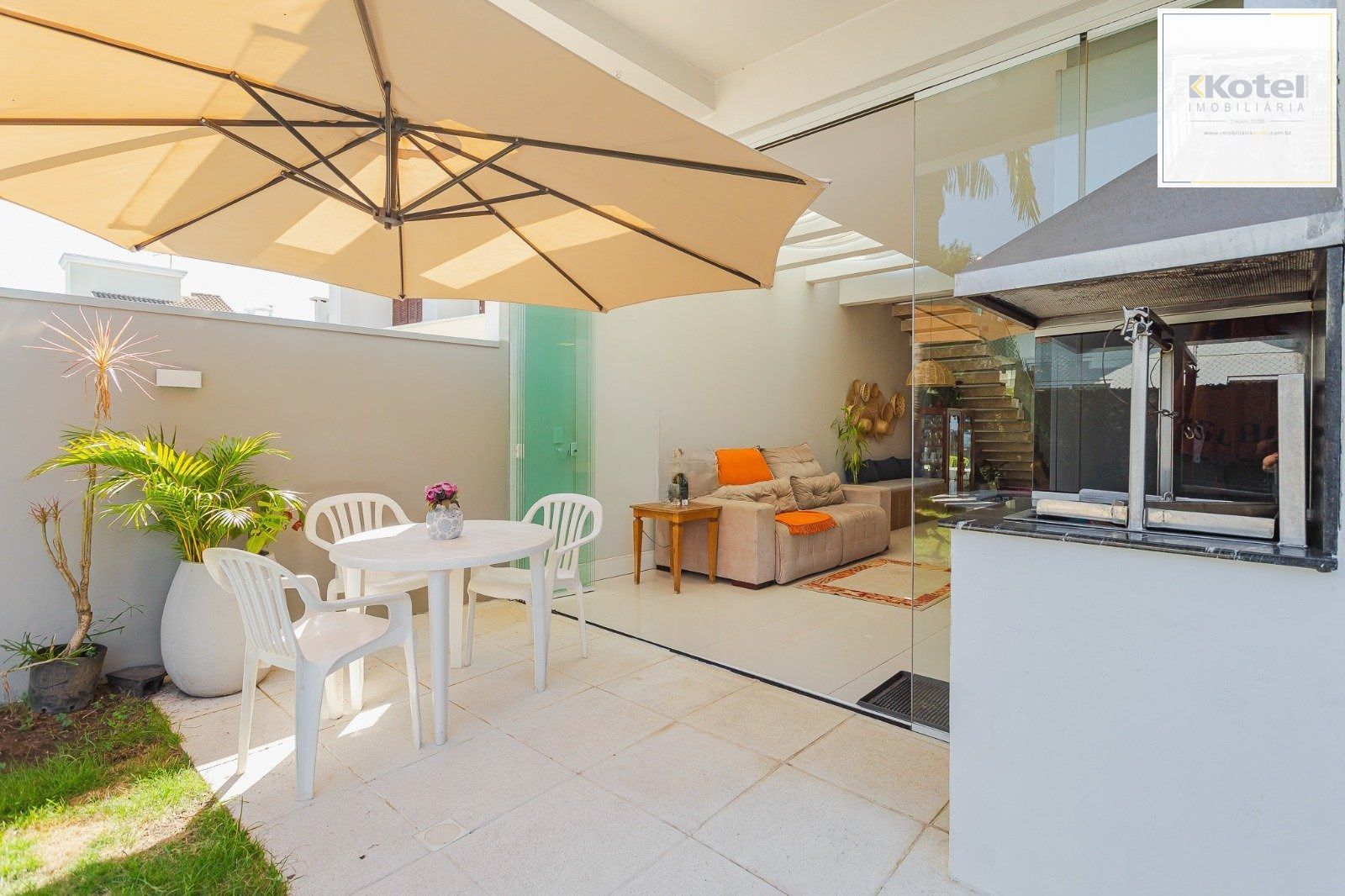 Casa de alto padrão com elevador e piscina acessível em condomínio no Passo das Pedras
