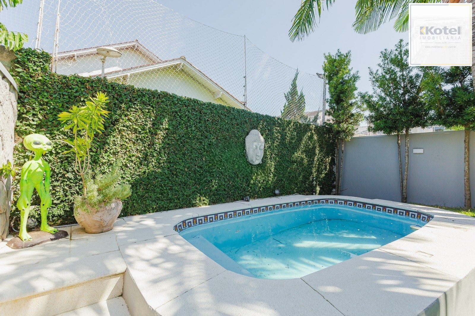 Casa de alto padrão com elevador e piscina acessível em condomínio no Passo das Pedras