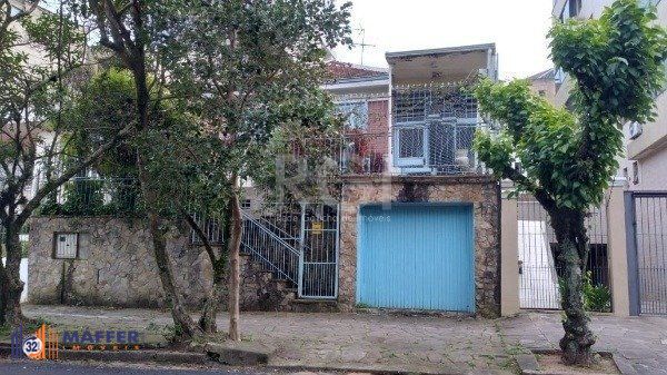 Casa de 3 dormitórios, 2 vagas - Petrópolis