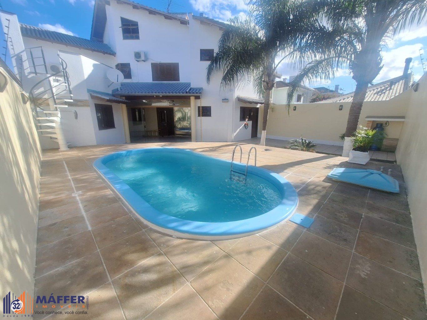 Casa 5 dormitórios, 1 suíte, piscina e 2 vaga de garagem em Canoas.