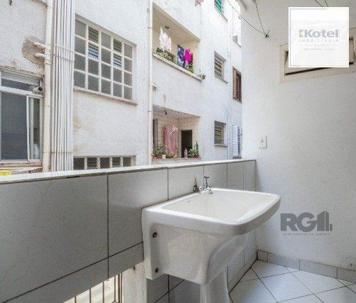 apartamento amplo e bem localizado de 2 dormitórios+dependência — foto 4