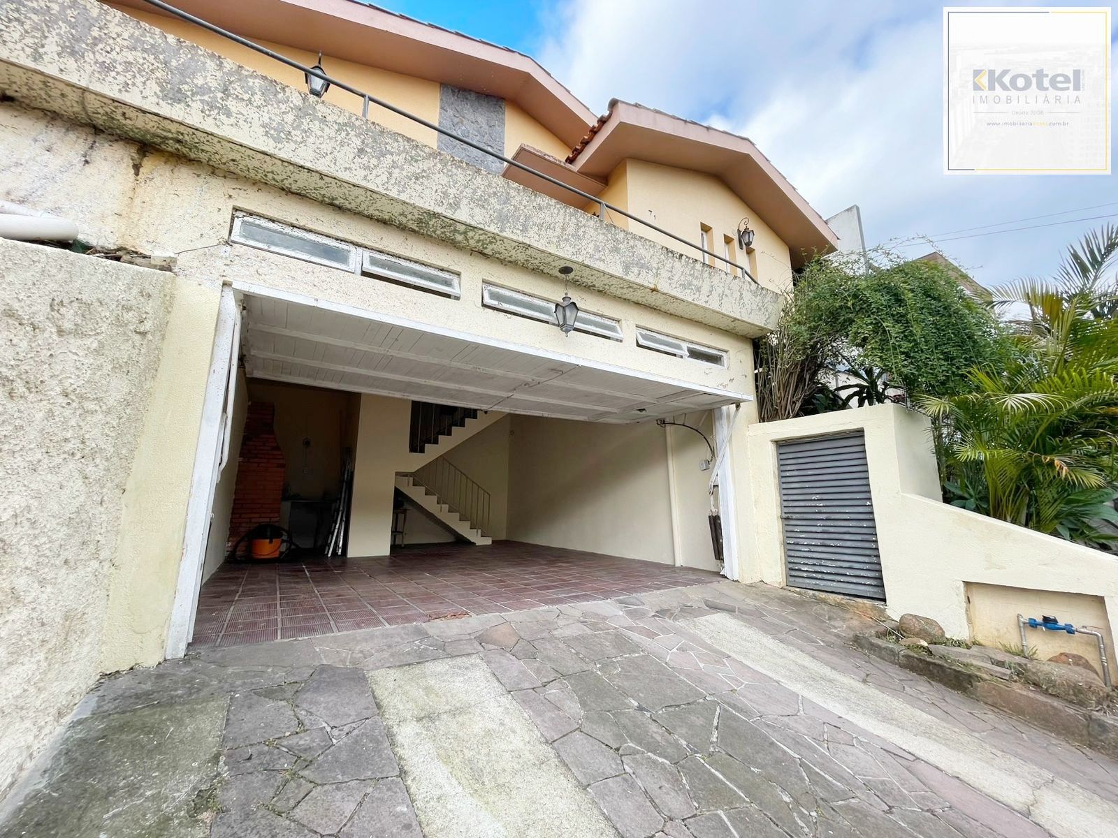 casa com 525 m2 de terreno , casa área construída 395 m2 de área, com 05 dormitorios sendo um suite com banheira