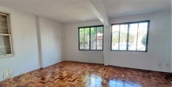 Casa à venda com 3 quartos, 100m², 2 vagas, Rua Sylvio Sanson no bairro Sarandi em Porto Alegre