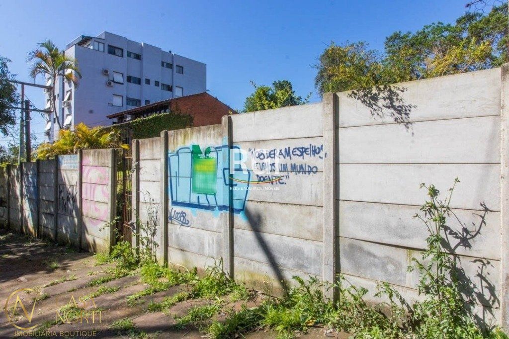 Terreno à venda  com 363m², Avenida Teixeira Mendes no bairro Chácara das Pedras em Porto Alegre