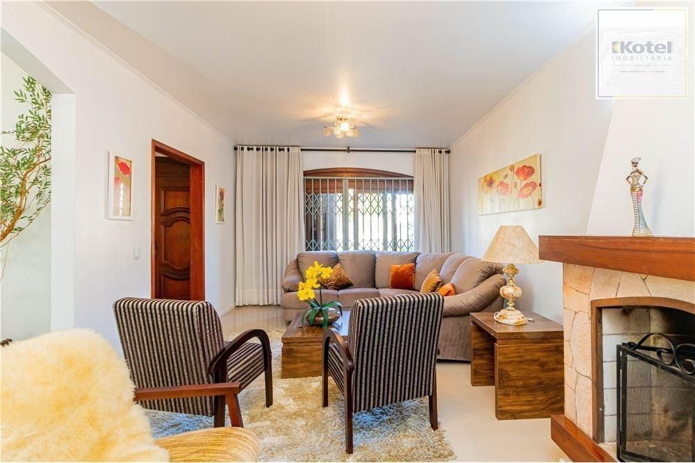 Ampla casa com 3 Dormitórios e Pátio Próximo a Adda Mascarenhas