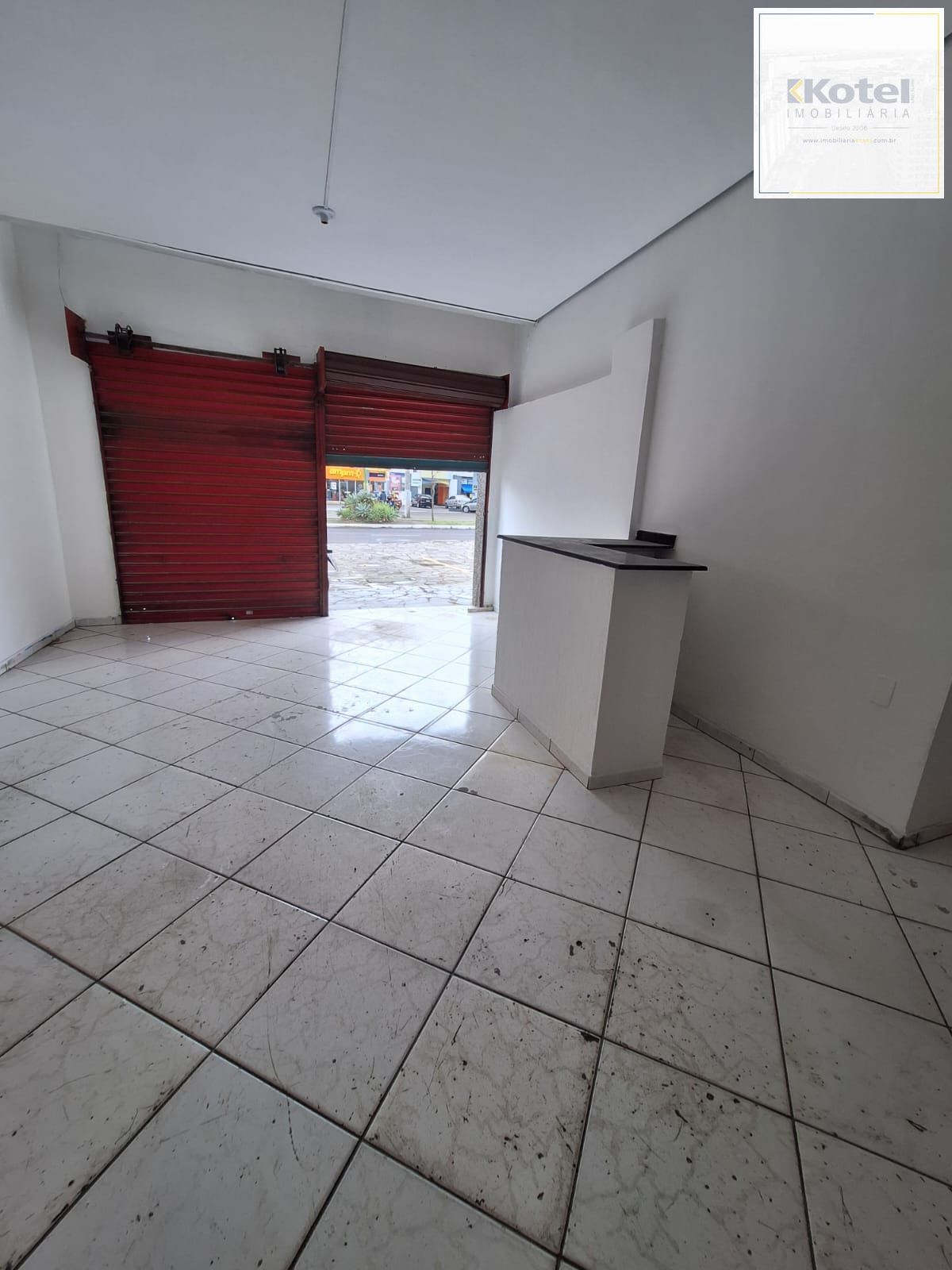 Sala Comercial vendida junto com o outro conjunto ao lado, e 4 Salas no segundo e terceiro Pavimento