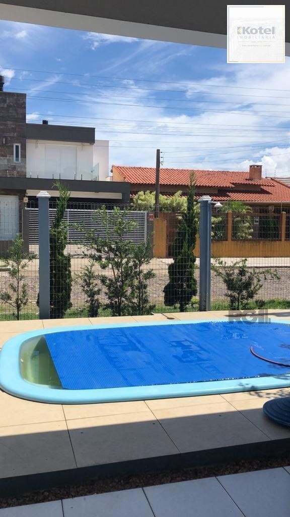 Casa em Atântida Sul de 3 dormitórios, piscina, 4 Vagas garagem a 2 quadras do mar