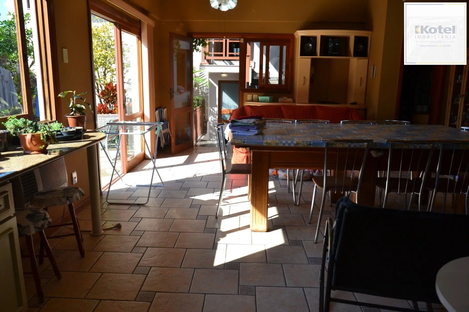 Casa Comercial e Residencial com 518m² (4 quartos / 5 banheiros / 3 vagas garagem) no Bairro Partenon localizada à meia quadra da Av. Bento Gonçalves. — foto 2