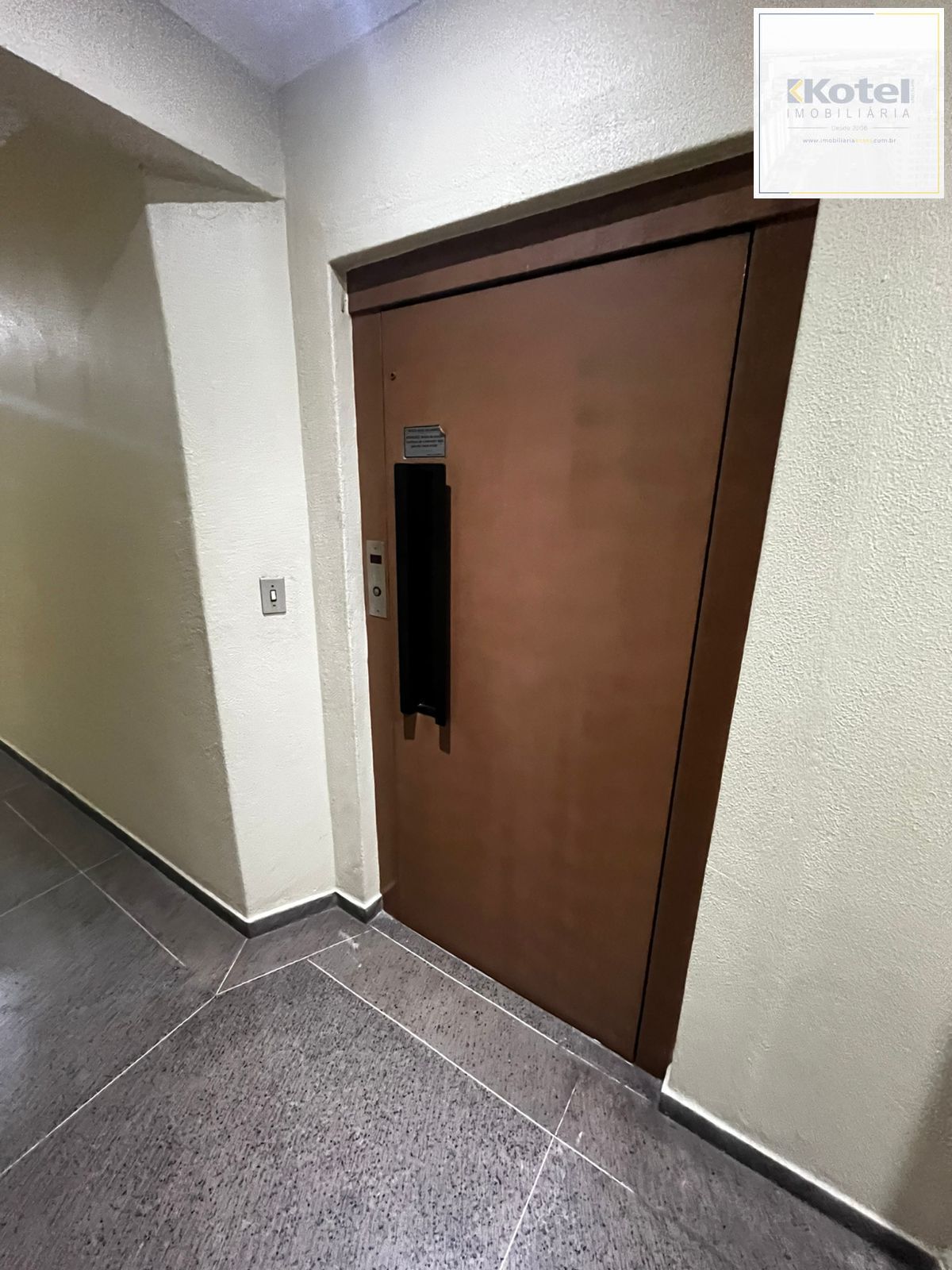 Sala comercial, Av Assis Brasil, 34 m², prédio com elevador, sala com banheiro