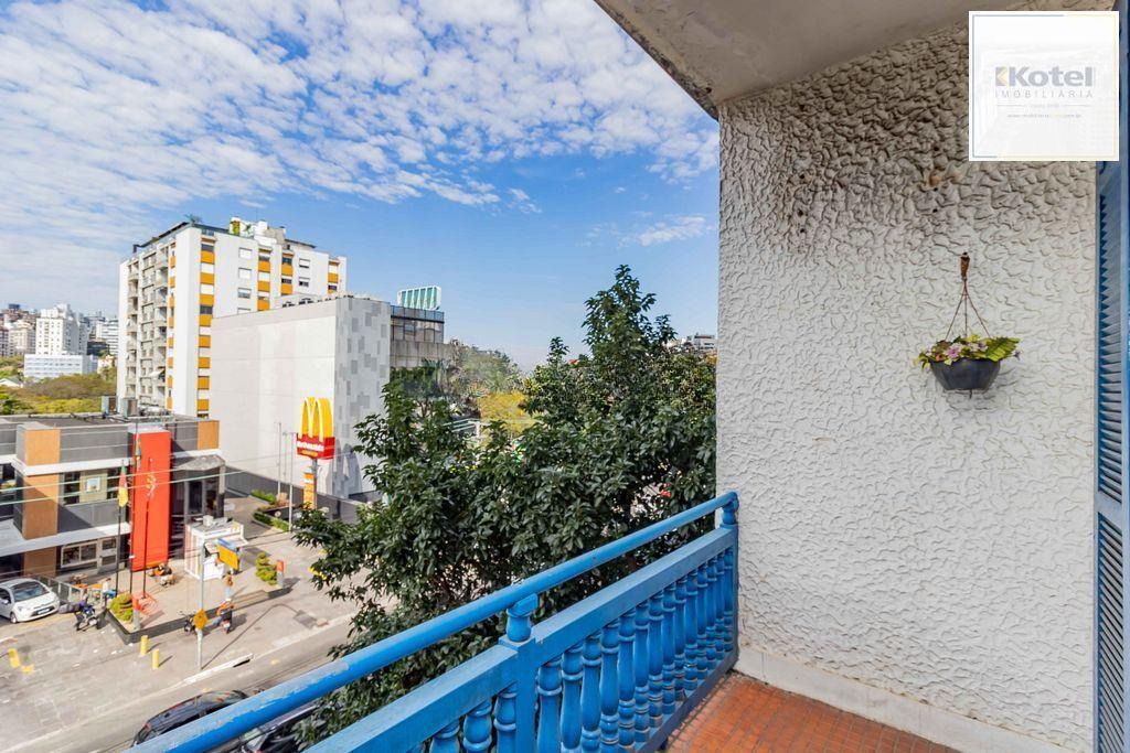 Vende-se apartamento com 2 quartos, sacada e 1 vaga – 113 m² – Moinhos de Vento
